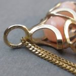 Elis Kauppi for Kupittaan Kulta (attributed), 9 carat gold rhodochrosite pendant on a chain, Finland, import marks 1980 SOLD - Image 3