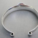 Elis Kauppi for Kupittaan Kulta, kinetic carnelian bead torque bangle, Finland, circa 1975 SOLD - Image 3