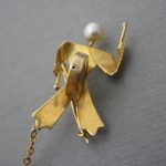 Freddie Manshaw Ltd (attributed), 9 carat gold and simulated pearl musicians brooch, London 1948 SOLD - Image 2