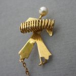 Freddie Manshaw Ltd (attributed), 9 carat gold and simulated pearl musicians brooch, London 1948 SOLD - Image 3