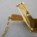 Freddie Manshaw Ltd (attributed), 9 carat gold and simulated pearl musicians brooch, London 1948 SOLD - Image 5