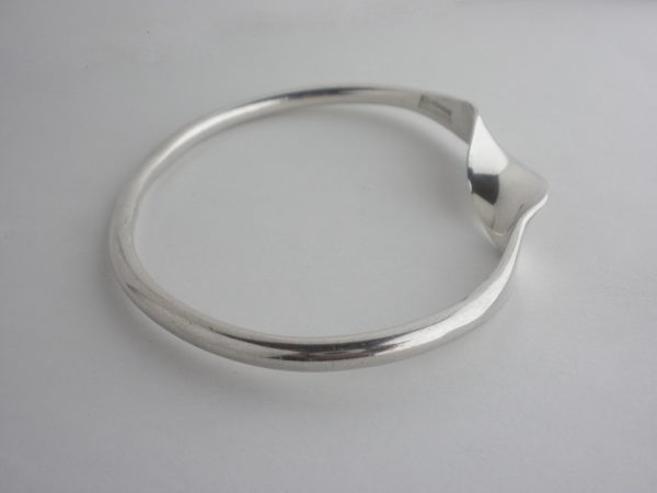 Tone Vigeland, for Norway Plus Designs Studios, silver bangle, Norway, circa 1968 SOLD - Image 4