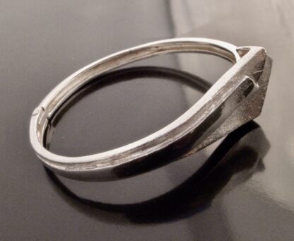 Larsson Smykkehandlere, silver hinged bangle, Denmark, circa 1985 (Ref S+579) - Image 3