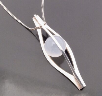 Elis Kauppi, for Kupittaan Kulta, grey agate set silver kinetic pendant on chain, Finland, circa 1970 (Ref S+687) SOLD