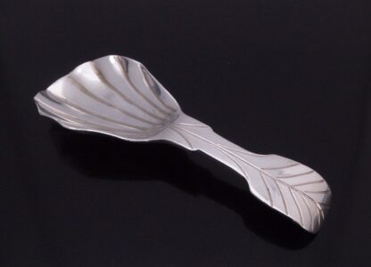 Caroline Lytton (Lady Caroline Mary Noel Lytton), Arts and Crafts style silver caddy spoon, London 1990 (Ref S+794) SOLD - Image 5