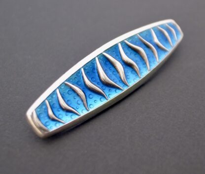 Agnar Skrede for David-Andersen, 'Wave' brooch in blue enamel on silver, Norway, designed in 1954 (Ref S+844) SOLD - Image 2