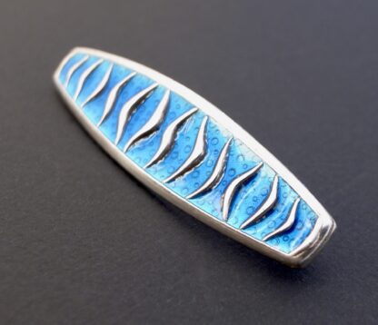 Agnar Skrede for David-Andersen, 'Wave' brooch in blue enamel on silver, Norway, designed in 1954 (Ref S+844) SOLD - Image 3