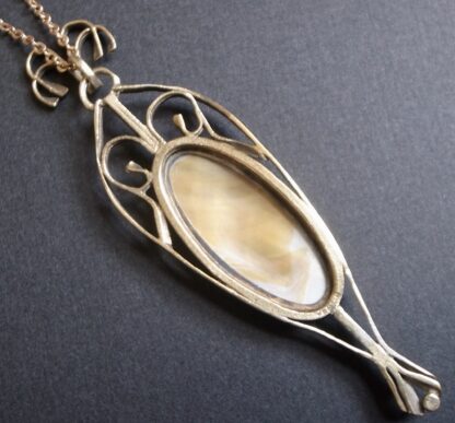 JW (maker unknown), mother of pearl set silver gilt Arts and Crafts style pendant, Birmingham 1980 (Ref S+914) SOLD - Image 3