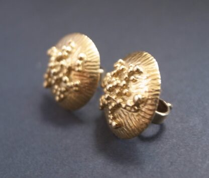 Jane Watling of Lacock, pair of 18 carat gold ear studs, London 1997 (Ref S+923HH) - Image 3