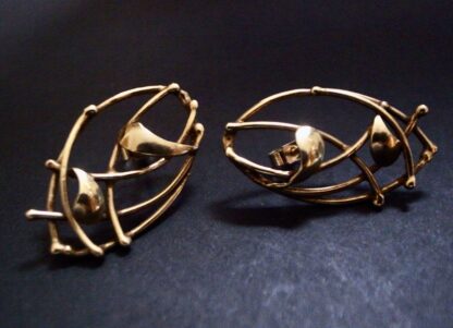 Jane Watling of Lacock, pair of 9 carat gold 'Birds Nest Leaf' earrings, London 1999 (Ref S+927HH)