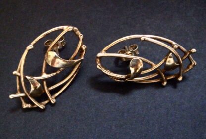 Jane Watling of Lacock, pair of 9 carat gold 'Birds Nest Leaf' earrings, London 1999 (Ref S+927HH) - Image 2