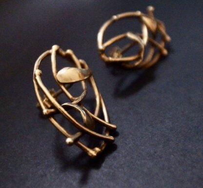 Jane Watling of Lacock, pair of 9 carat gold 'Birds Nest Leaf' earrings, London 1999 (Ref S+927HH) - Image 3