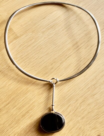 Torun Bülow Hube for Georg Jensen, silver neck ring, No. 410, with a black onyx drop pendant, No. 311C, circa 2015 (Ref S+689HH)