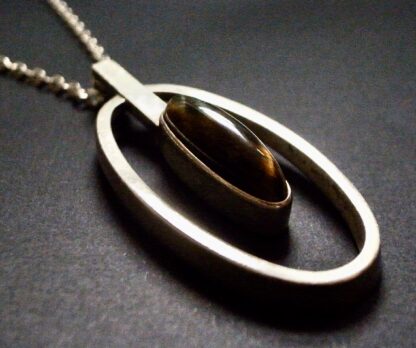 Sidney Beddall, tiger eye set silver modernist pendant on a chain, Sheffield 1975 (Ref S+933) SOLD - Image 2