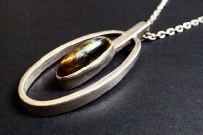 Sidney Beddall, tiger eye set silver modernist pendant on a chain, Sheffield 1975 (Ref S+933) SOLD - Image 3