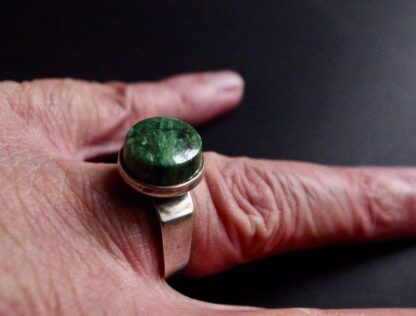 Uni David-Andersen for David-Andersen, green hardstone set silver 'Uni's Lucky Charm' ring, Norway, circa 1965 (Ref S+1014) SOLD - Image 10