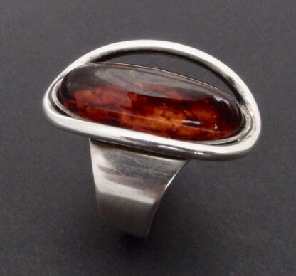 Carl Ove Frydensberg, Baltic amber set silver ring, Denmark, circa 1970 (Ref S+1035) - Image 2