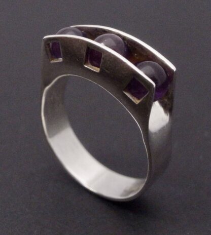 Kultaseppa Salovaara, three stone amethyst bead tension set silver ring, Finland, 1973 (Ref S+1049) SOLD