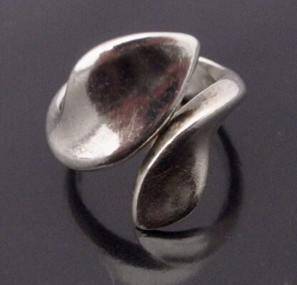 Allan Scharff for Hans Hansen, Georg Jensen, silver cross over ring, Denmark, 1998 London import mark (Ref S+1055) SOLD - Image 4