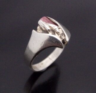 Fagerthun Design, rhodochrosite set silver ring, Denmark, circa 1995 (Ref S+2074)