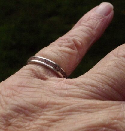 Unknown maker, silver cold 'enamel' resin decorated silver ring, possibly American, circa 1990 (Ref S+2071) - Image 4