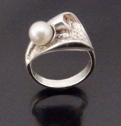 Hermann Siersbol, cultured pearl set silver ring, Denmark, circa 1980 (Ref S+2094)