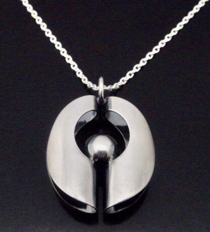 Elis Kauppi for Kupittaan Kulta, silver pendant on chain, Finland, circa 1970 (Ref S+2125)