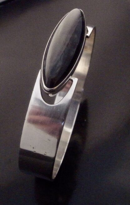 Kaunis Koru, spectrolite mounted silver bangle, Finland, 1966 (Ref S+2183) SOLD - Image 2