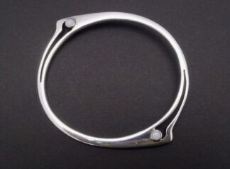 Malcolm Gray, grey agate cabochon set silver bangle, Edinburgh, circa 1990 (Ref S+2255)