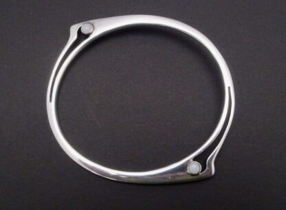 Malcolm Gray, grey agate cabochon set silver bangle, Edinburgh, circa 1990 (Ref S+2255)