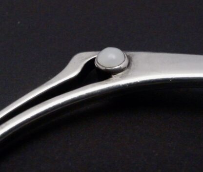 Malcolm Gray, grey agate cabochon set silver bangle, Edinburgh, circa 1990 (Ref S+2255) - Image 4