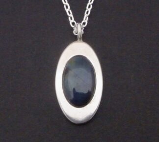 Jaana Toppila-Ikäläinen, specrtolite set siver pendant on chain, Finland, 2003 (Ref S+2261)