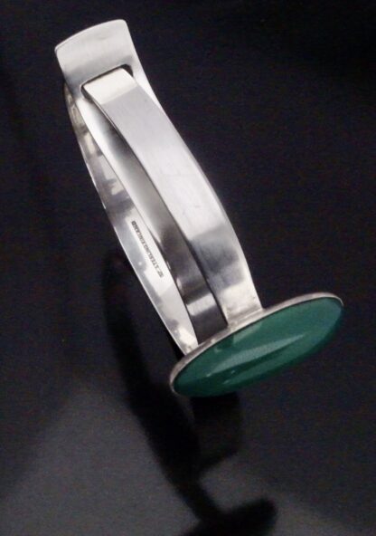 Elis Kauppi for Kupittaan Kulta, green agate set silver bangle, Finland, circa 1960 (Ref S+2251) - Image 3