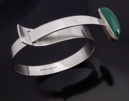 Elis Kauppi for Kupittaan Kulta, green agate set silver bangle, Finland, circa 1960 (Ref S+2251)