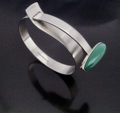 Elis Kauppi for Kupittaan Kulta, green agate set silver bangle, Finland, circa 1960 (Ref S+2251) - Image 4