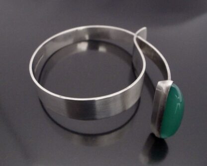 Elis Kauppi for Kupittaan Kulta, green agate set silver bangle, Finland, circa 1960 (Ref S+2251) - Image 6