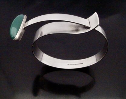 Elis Kauppi for Kupittaan Kulta, green agate set silver bangle, Finland, circa 1960 (Ref S+2251) - Image 2