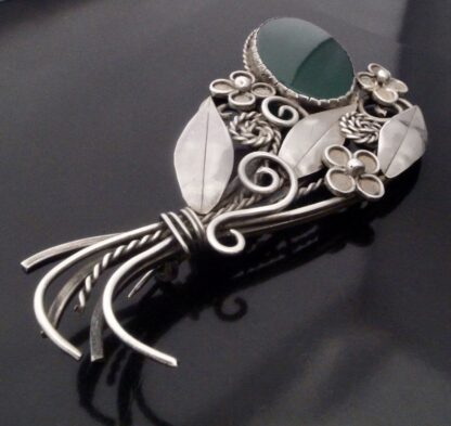 Gladys and Charles Mumford, large Arts and Crafts green agate set silver brooch, Falmouth, circa 1960 (S+2290) - Image 2