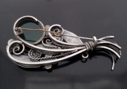 Gladys and Charles Mumford, large Arts and Crafts green agate set silver brooch, Falmouth, circa 1960 (S+2290) - Image 5