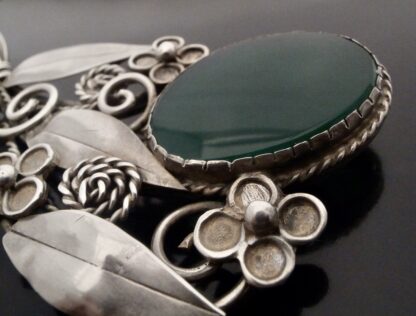 Gladys and Charles Mumford, large Arts and Crafts green agate set silver brooch, Falmouth, circa 1960 (S+2290) - Image 4