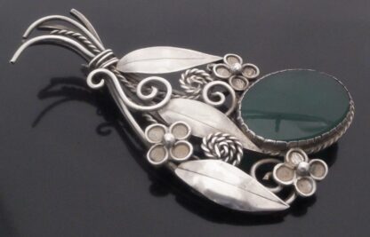 Gladys and Charles Mumford, large Arts and Crafts green agate set silver brooch, Falmouth, circa 1960 (S+2290) - Image 3
