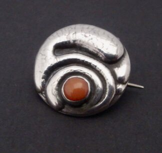 Gersen Davidsen, small Art Nouveau Skønvirke coral set 830 standard silver brooch, Denmark, circa 1905 (Ref S+2205)