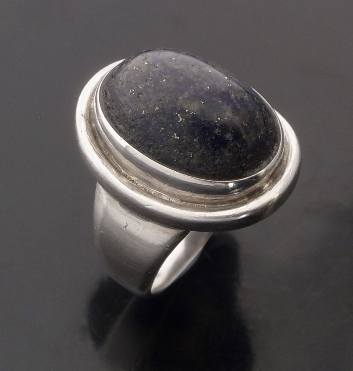 Harald Nielsen for Georg Jensen, lapis lazuli set silver ring, No.46A, Denmark, 1976 London import marks (Ref S+2397) - Image 3