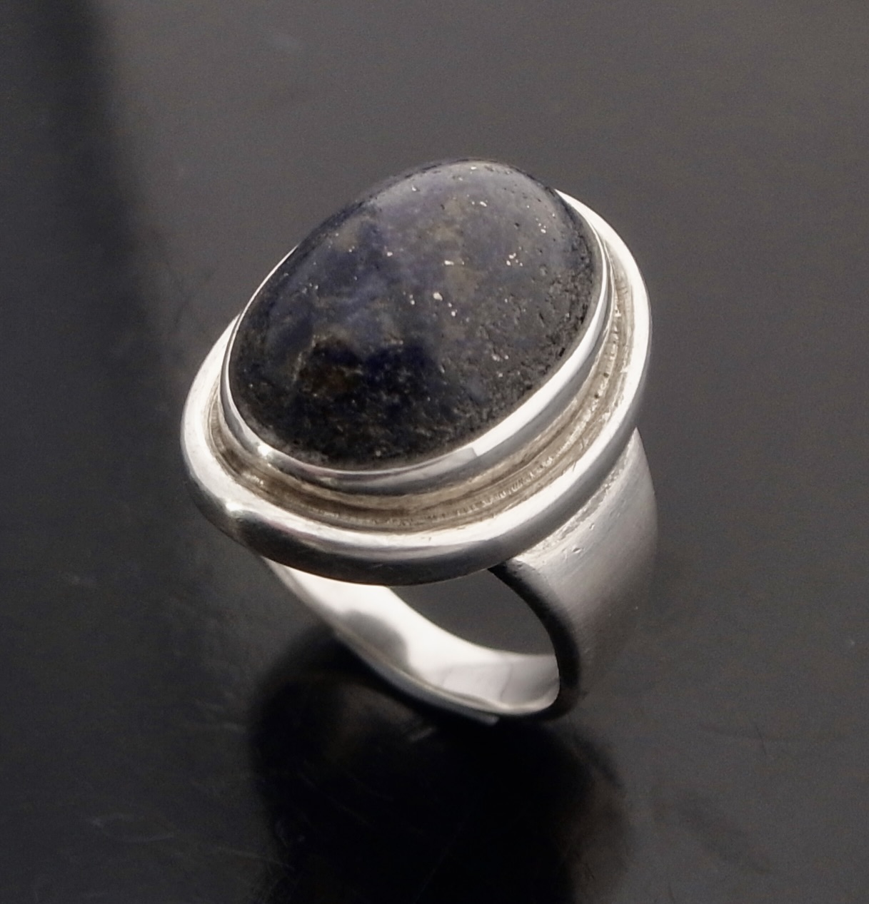 Harald Nielsen for Georg Jensen, lapis lazuli set silver ring, No.46A, Denmark, 1976 London import marks (Ref S+2397)