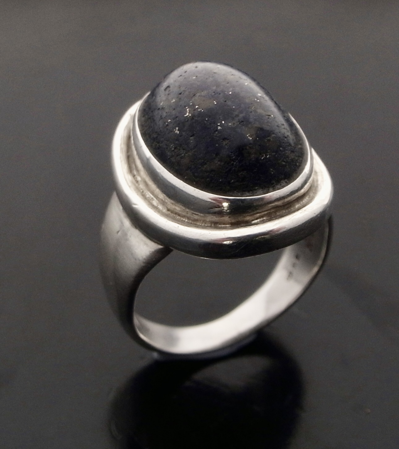 Harald Nielsen for Georg Jensen, lapis lazuli set silver ring, No.46A, Denmark, 1976 London import marks (Ref S+2397) - Image 4