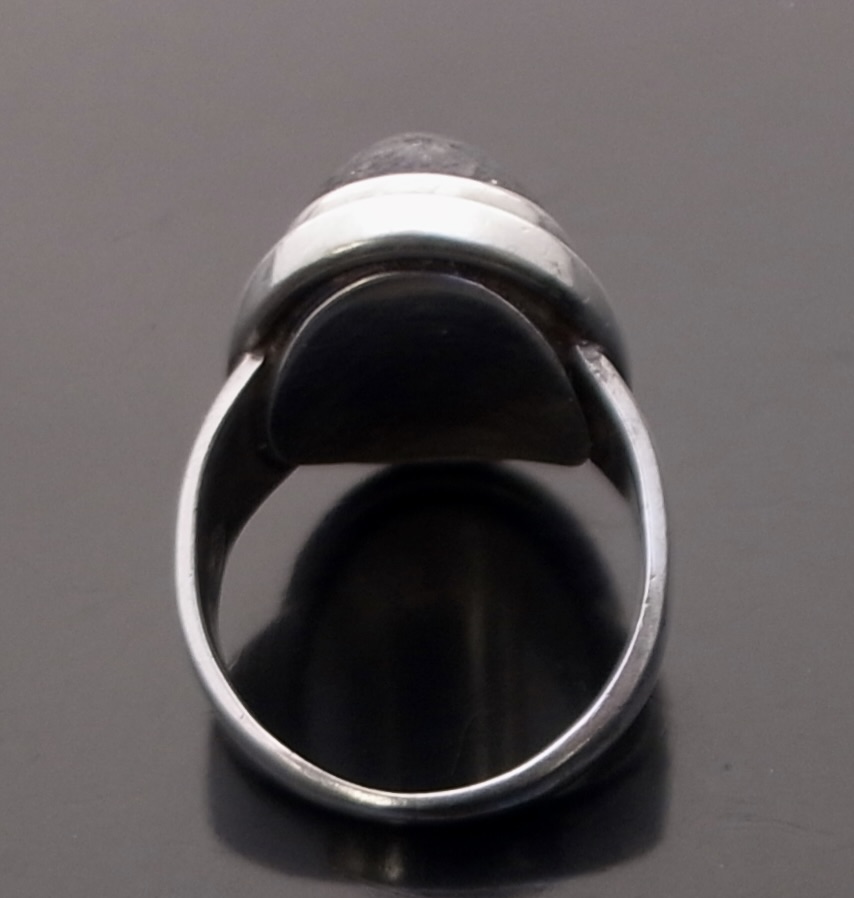 Harald Nielsen for Georg Jensen, lapis lazuli set silver ring, No.46A, Denmark, 1976 London import marks (Ref S+2397) - Image 6