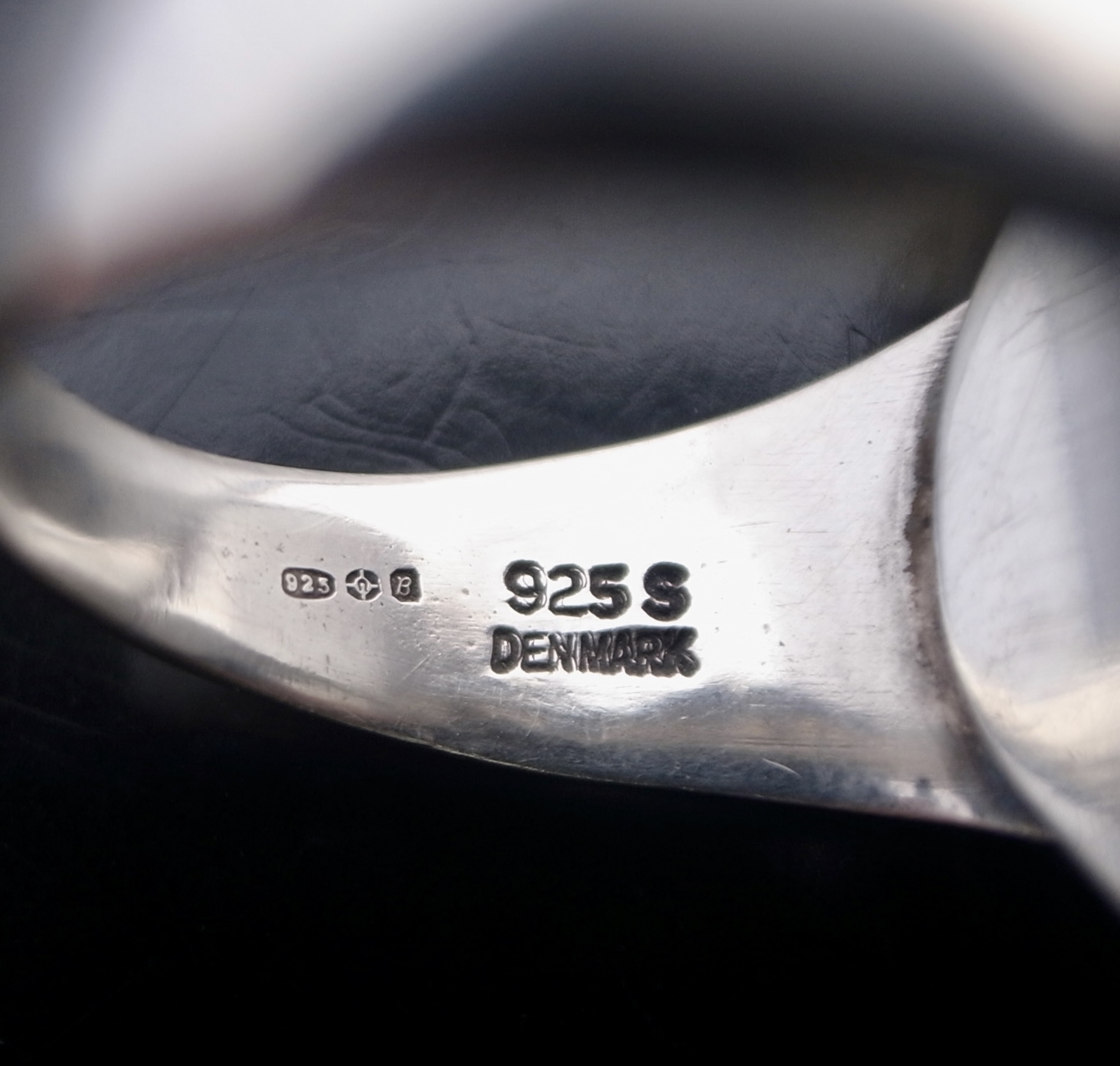 Harald Nielsen for Georg Jensen, lapis lazuli set silver ring, No.46A, Denmark, 1976 London import marks (Ref S+2397) - Image 8