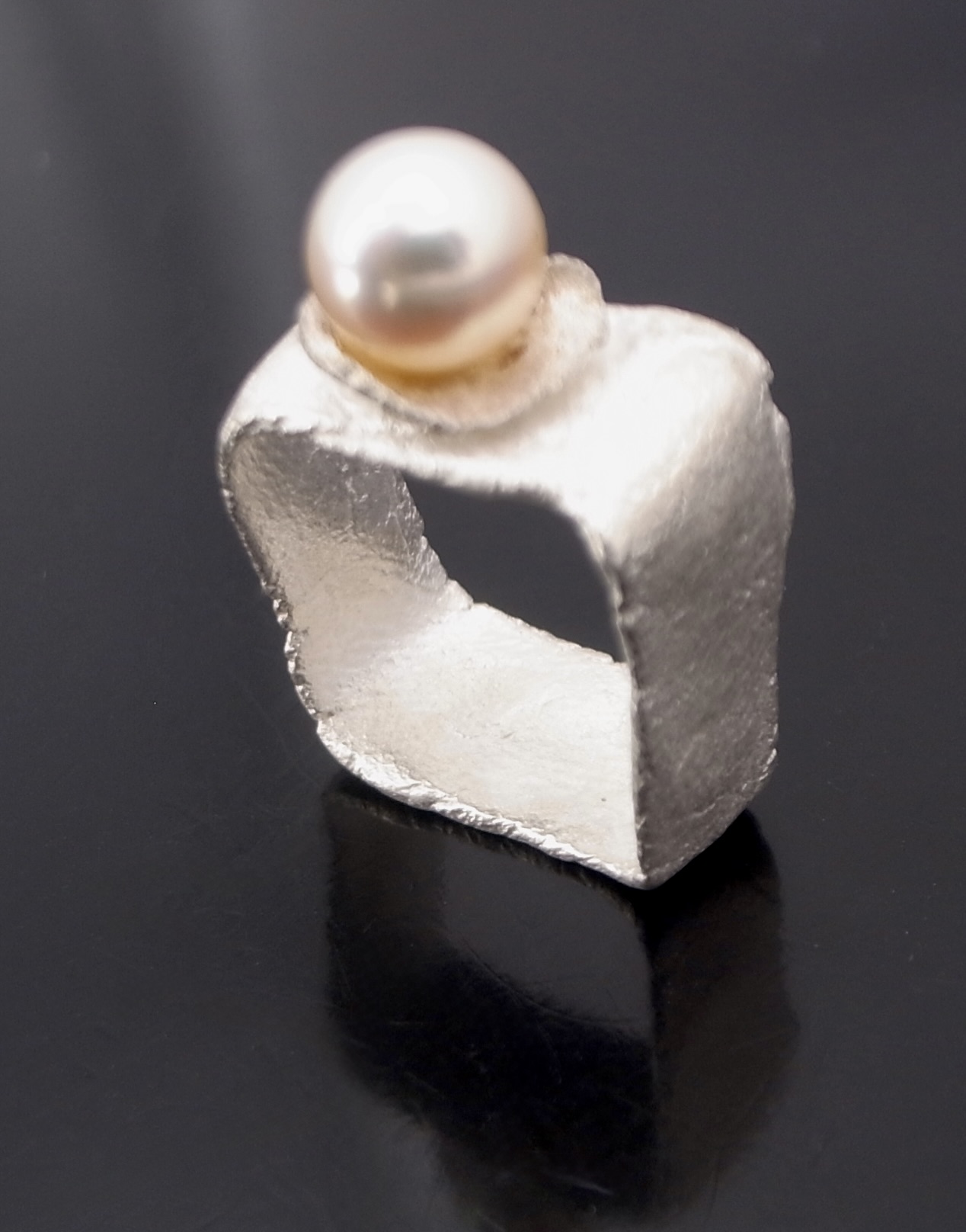 Heeseung Koh (attributed), silver and cultured pearl ring, unmarked, circa 2020 (Ref S+2427) SOLD - Image 2