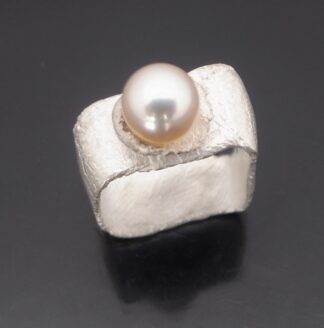 Heeseung Koh (attributed), silver and cultured pearl ring, unmarked, circa 2020 (Ref S+2427) SOLD