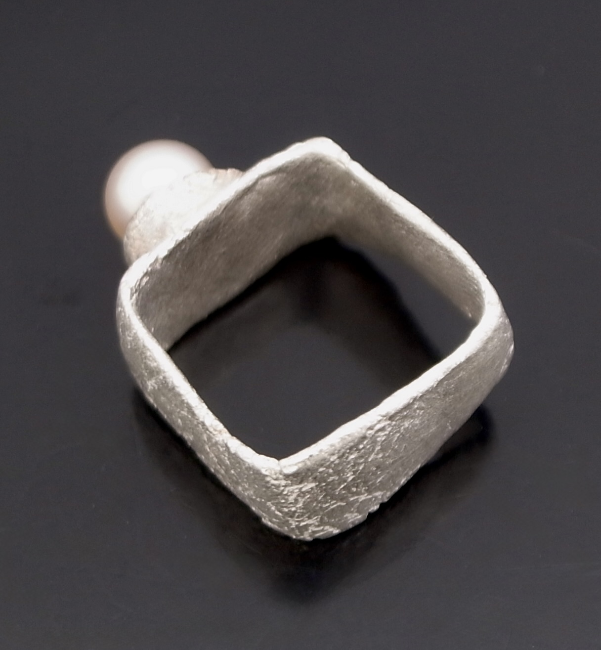 Heeseung Koh (attributed), silver and cultured pearl ring, unmarked, circa 2020 (Ref S+2427) SOLD - Image 3